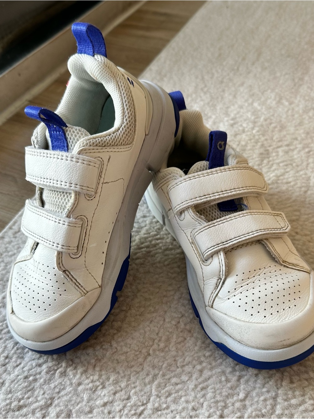 On The Roger Kids Sneakers Size 11.5
